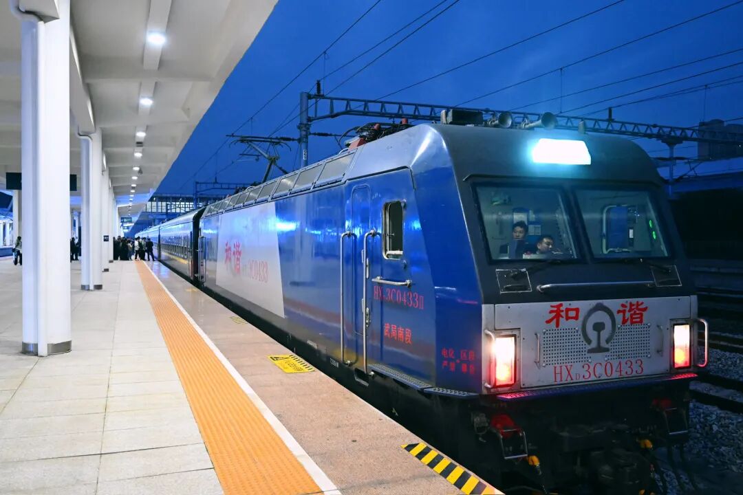 OpticsValleyCN's tweet photo. 🚆 All aboard from #Wuhan East #RailwayStation!
Now operating 9 new #train routes to Zaoyang, Hankou, and Wuchang, the city's 4th major hub is speeding up connections with Ezhou, Huangshi, and Huanggang, fueling a more connected, dynamic Wuhan metropolitan area! 🌆 #OVCTransport https://t.co/YffilMI8Uh