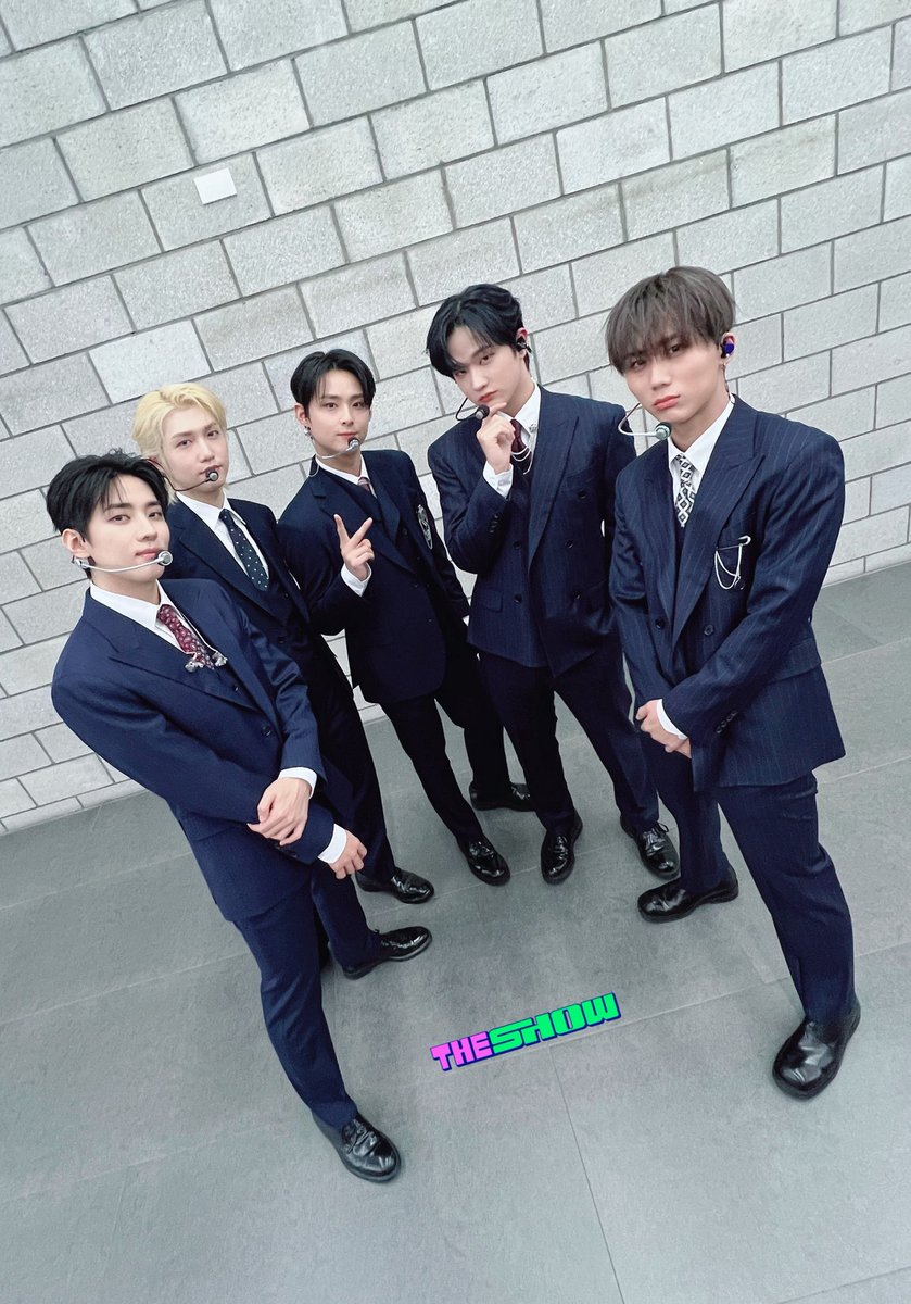 #DKZ 지금 어떤 사연이 있는 건가요?
ㄴ 안녕하세요. 초면 답장 굉장히 죄송합니다만 사진 속 DKZ는 절대로 사연 있는척하고 있지 않습니다. 현재 DKZ는 촉촉한 눈빛으로 내면의 처연함을 보여주고 있습니다. 진실된 아련함을 이런 식으로 의심하지 말아주세요. (,,◕﹃◕,,)♡

#더쇼 #ReplayMyAnthem