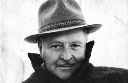 Farkında mısın
           yalnız gözlerimiz değişmiyor,
ve kalıyor hatıralaşmadan orda
                iyi ve kötü çocukluğumuz