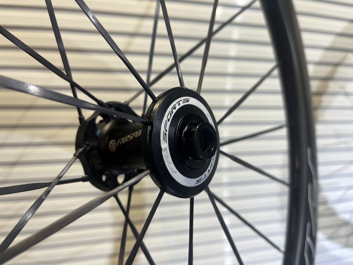 Farsports_jp's tweet photo. ✅状態
・リアのリムは新品です
・フロントのロゴデカール部に擦れがございますが、レース使用や走行に問題はございません。
・ハブの回転は新品同等に良好です
💡スポーツキッド店頭で購入の方優先、その後ヤフオク出品予定です
#FARSPORTS #ホイール #ロードバイク #サイクリング #ファースポーツ https://t.co/mCne2TtZ5x