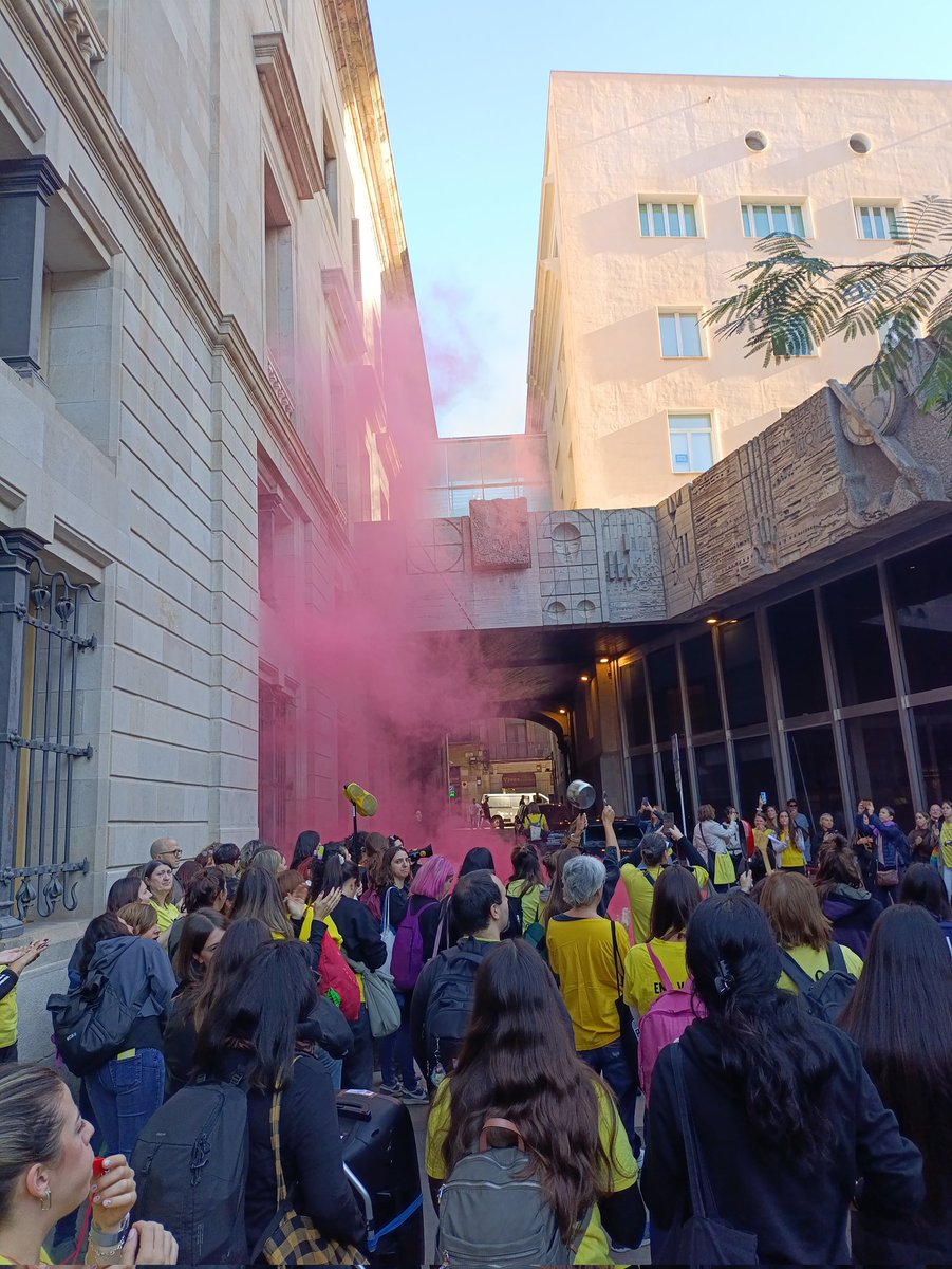 sapbcgt's tweet image. Primera jornada de vaga a l&apos;@bcn_ajuntament, convocada per la @CGT_AjBCN. Ara, concentració a Plaça Sant Miquel. Aturem l&apos;Ajuntament!