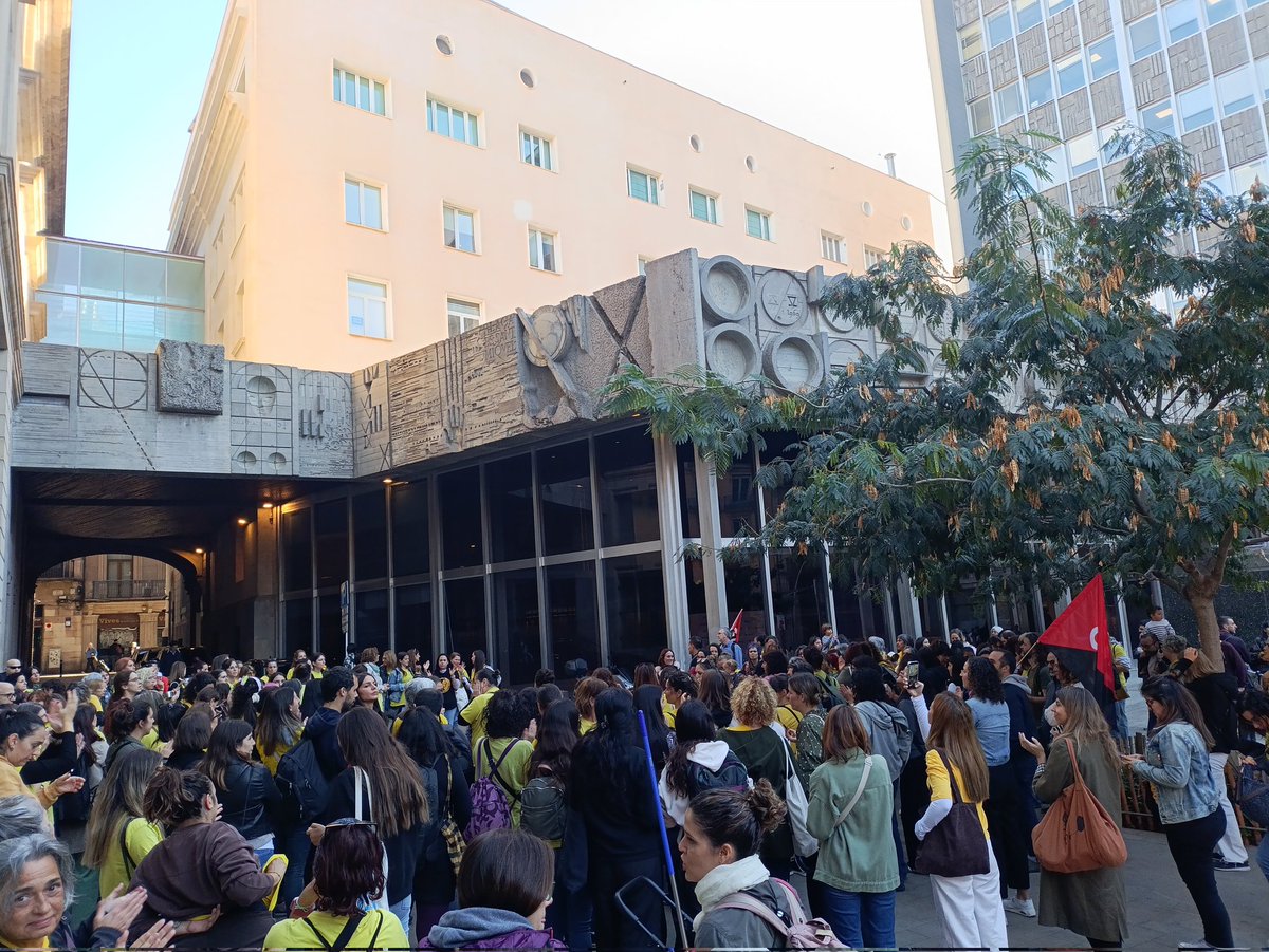 sapbcgt's tweet image. Primera jornada de vaga a l&apos;@bcn_ajuntament, convocada per la @CGT_AjBCN. Ara, concentració a Plaça Sant Miquel. Aturem l&apos;Ajuntament!