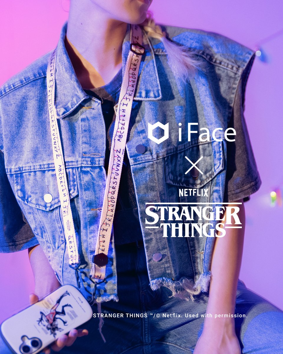 iface_jp's tweet image. Netflixシリーズ
「 #ストレンジャー・シングス 未知の世界 」
シーズン1の"あのシーン"をショルダーストラップに
　
裏の世界に閉じ込められてしまったウィルと交信をするため、ジョイスが家の壁に書いた文字と電飾を全体にレイアウト💡
　
落下防止にも役立つ #iFace のストラップです◎