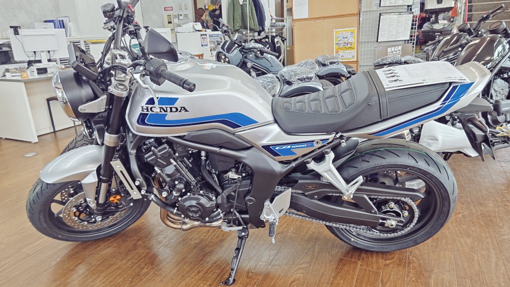 fs_1129's tweet photo. ドリームでオイル交換😌
目の前にCB1000F・・・
バチクソ欲しい😆

#cb1000f 
#バイク乗りと繋がりたい
#バイク好きと繋がりたい https://t.co/dekcUxeotn