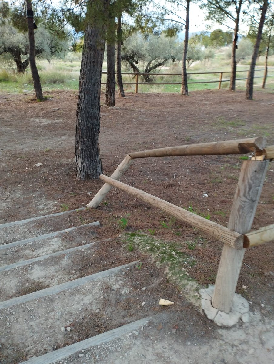 #IbiCiudadania ] ❌ Actos vandálicos. Tras los fines de semana, las vallas de madera que hay en la zona recreativa, justo al lado del colegio Felicidad Bernabeu, aparecen rotas. 😡

👉 Estamos muy vigilantes con el tema y pedimos, una vez más, la colaboración ciudadana