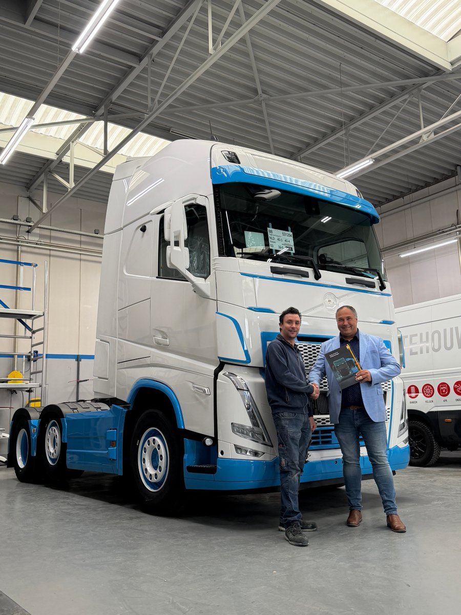 glasuritnl's tweet image. Een belangrijke mijlpaal: Van der Meer Truckschade – Spuiterij uit Naaldwijk verlengt het partnerschap met ons voor vijf jaar. Op naar de voortzetting van onze fijne samenwerking en nieuwe gezamenlijke successen!

#partnerschap #bedrijfsvoertuigen #samenwerking