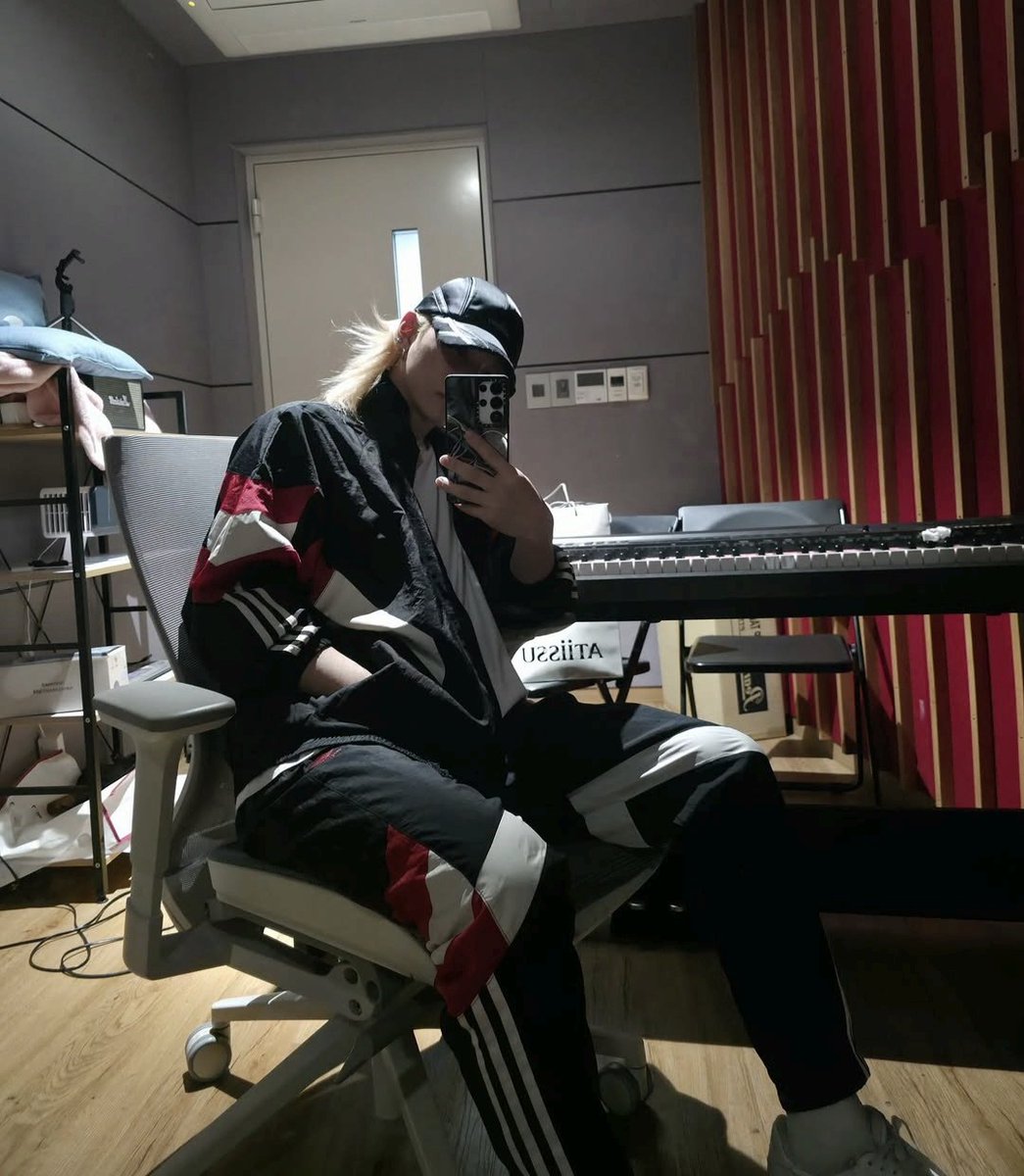 Told <a href="/FLXCentral/">Felix 필릭스 Central</a> Felix should’ve cropped out the shoes… and voilà! 😂

Branding really does matter glad we’re thinking alike, #Felix 👀

Remember, not every brand post comes with a tag, so don’t forget to engage!