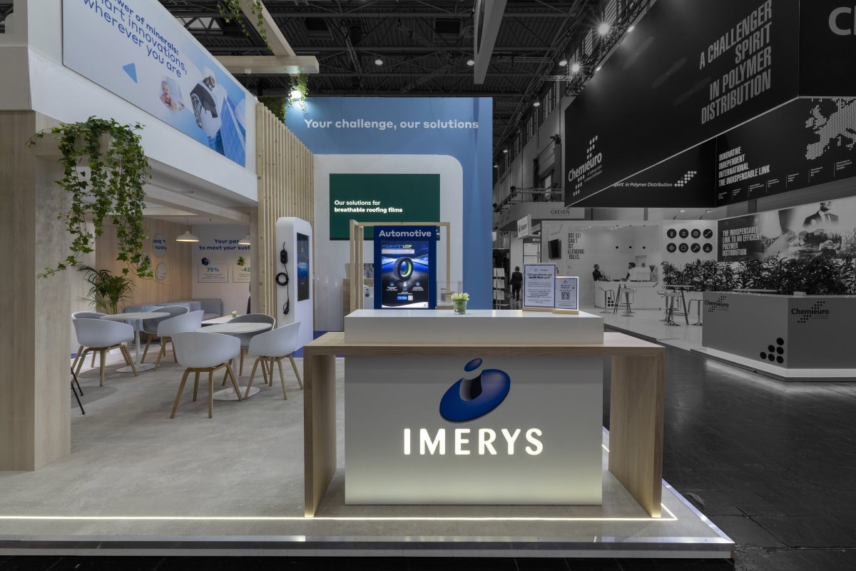 Un nouveau stand de 98 m² pour Imerys au salon K.
Une architecture forte et identifiable, rythmée par une enseigne monumentale en L culminant à 7 mètres de hauteur, une mezzanine communicante intégrant un écran LED et un logo rétroéclairé.
