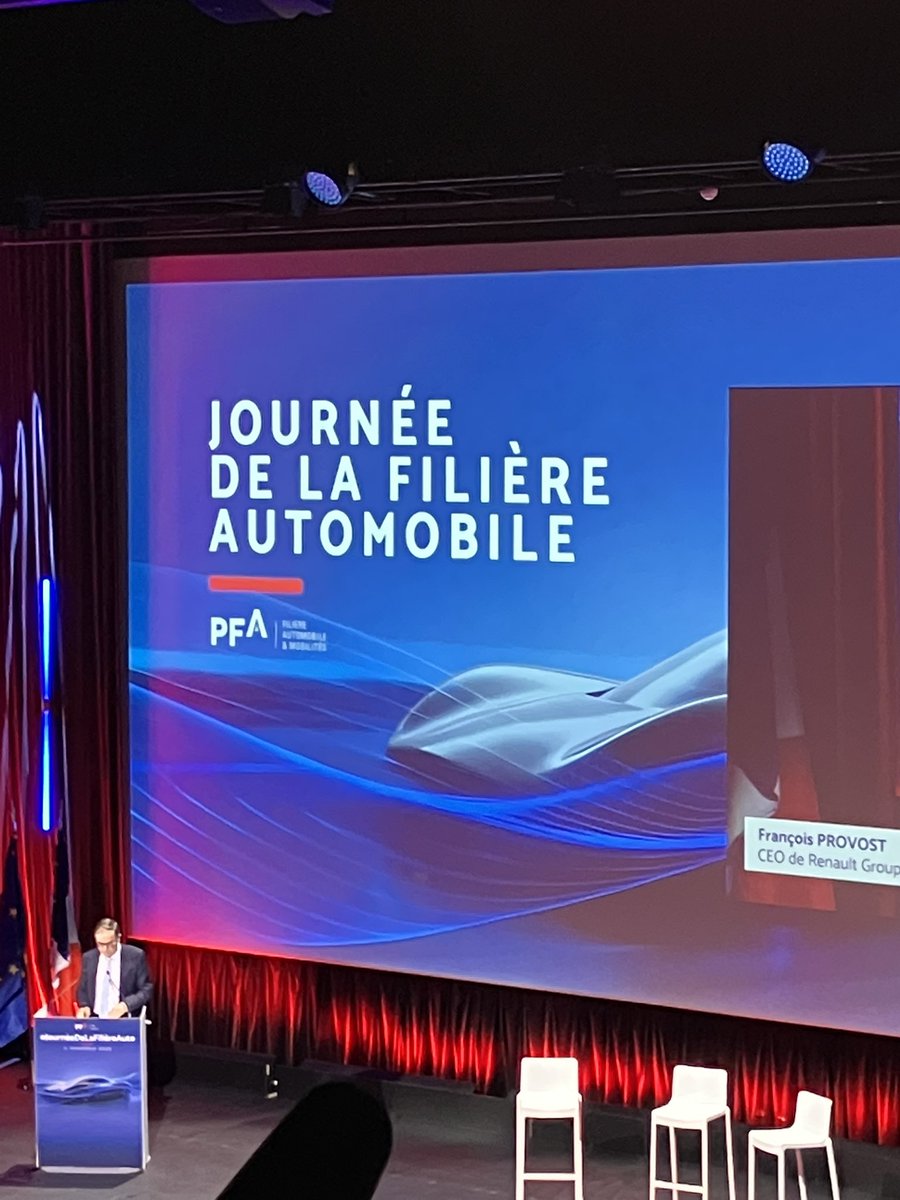 …le CEO de <a href="/renaultgroup/">Renault Group</a> , annonce la lancement imminent de la nouvelle #Twingo, un véhicule conçu entièrement en France en moins de deux ans, sur les champs Élysées. #JPFA