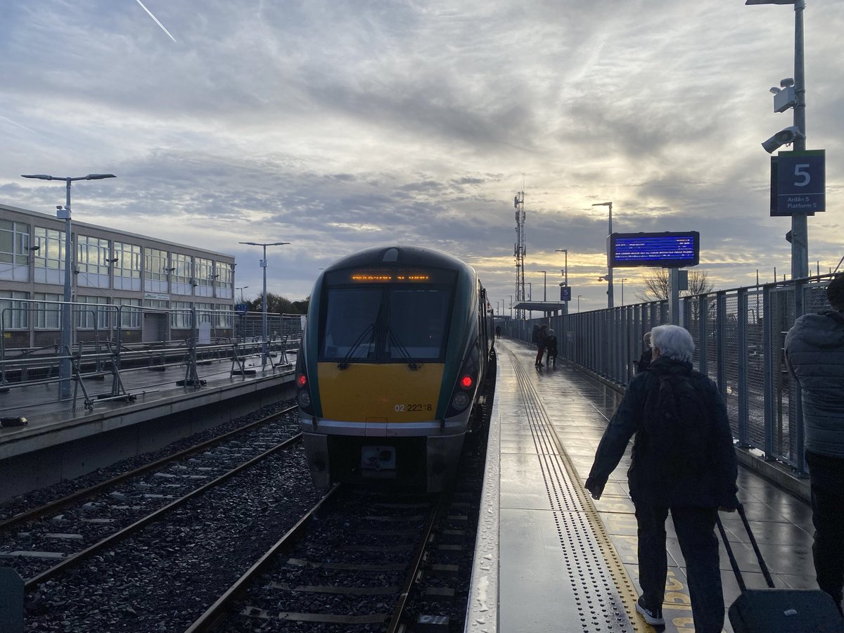 Sneak peak at the incredible new glass train shed of Ceannt Station in Gaillimh/Galway, where my train today takes off from the unprecedented Platform 5! Dreaming of the day trains set off from here to Mayo, Sligo and Cork as well as Dublin and Limerick #WesternRailCorridor 🚆🇮🇪
