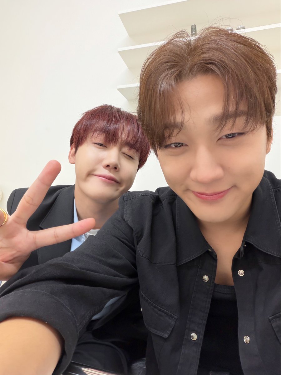 [🎥] [아바타소개팅] 아이돌 후배 장준의 놀잇감으로 전락한 조현영 (출처 : 그냥 조현영 [Just hyunyoung] | YouTube)

▶ youtu.be/zavw6zL6E60?si…

#GoldenChild #골든차일드 #GNCD
#이장준 #홍주찬
#LEEJANGJUN #HONGJOOCHAN