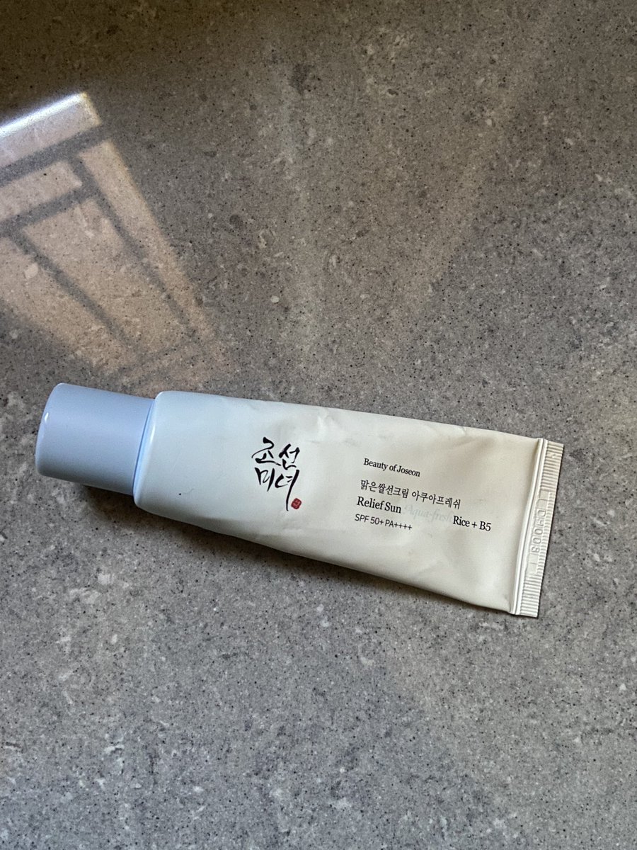 hawvchan's tweet photo. wts sunscreen boj isinya masih 95% bisa co 🍊100k ajaa, dijual karena kurang cocok https://t.co/0YRpJ4vliF