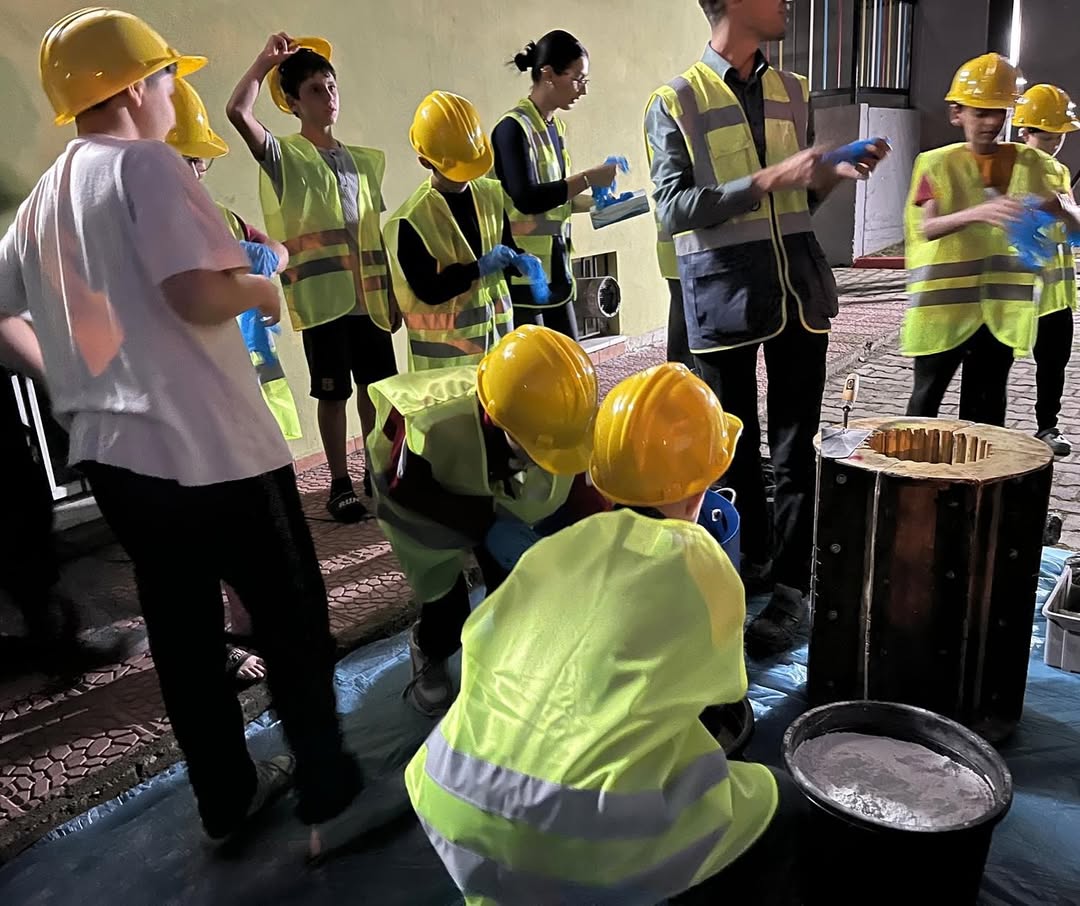 📍Balıkesir
Mesleğini çocuklarımızla paylaşan hayırsever mühendis, geleceğin bilim insanlarına ilham oldu. 
Çocuklarımız mesleği yerinde görüp deneyimleme fırsatı buldu; merakla sordular, ilgiyle dinlediler. 🌿

<a href="/tcailesosyal/">T.C. Aile ve Sosyal Hizmetler Bakanlığı</a> <a href="/ayildirimkara/">Ayşegül Yıldırım Kara</a>  <a href="/balikesiraile/">Balıkesir Aile ve Sosyal Hizmetler İl Müdürlüğü</a>