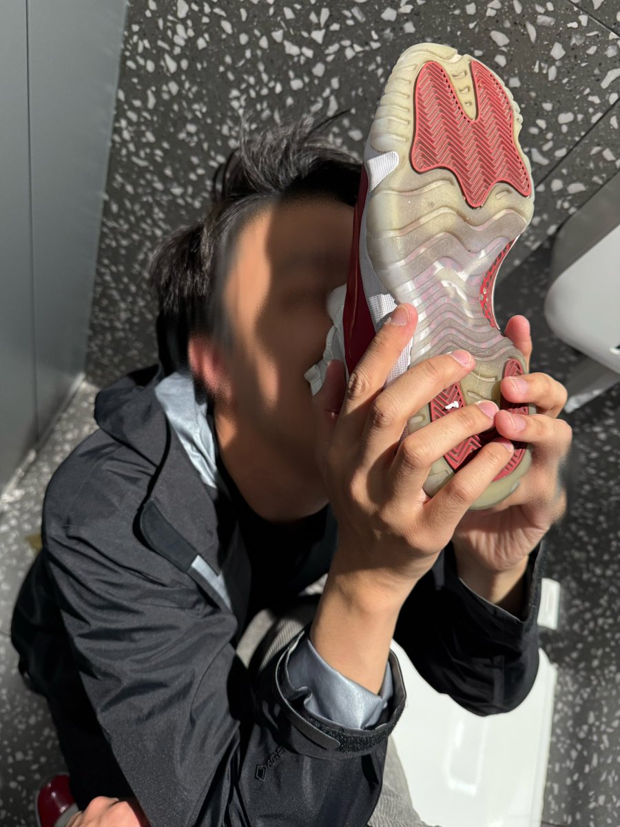 1Maire7's tweet photo. 小骚狗在公厕闻臭球鞋be like https://t.co/o5XkAKxS6D