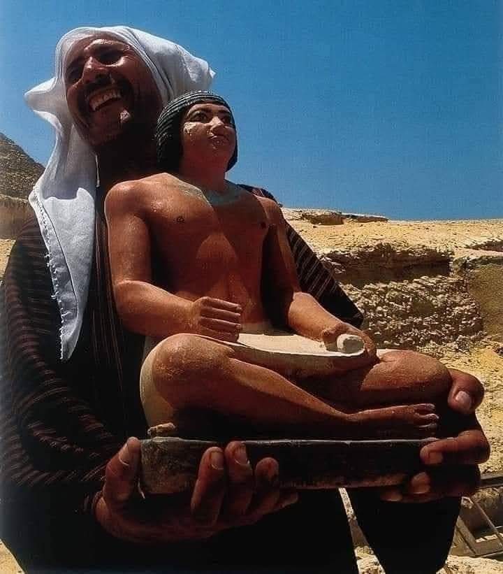 📌فرحة عامل بالآثار وهو يحمل تمثال بديع عمره 4500 عام لنقله من منطقة سقارة وعرضه بالمتحف المصرى
الصورة من مجلة ناشيونال جيوجرافيك عام 2003 ..

#المتحف_المصري_الكبير 🏛🇪🇬