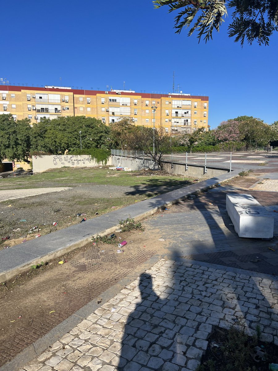 josecarlos10mg's tweet photo. @jlsanzalcalde @DtoCerroAmate Así tienen los vecinos de La Plata las calles y los escampados, absolutamente abandonados por su gestión!!!!🤬🤬 https://t.co/W2wsmaqPxA