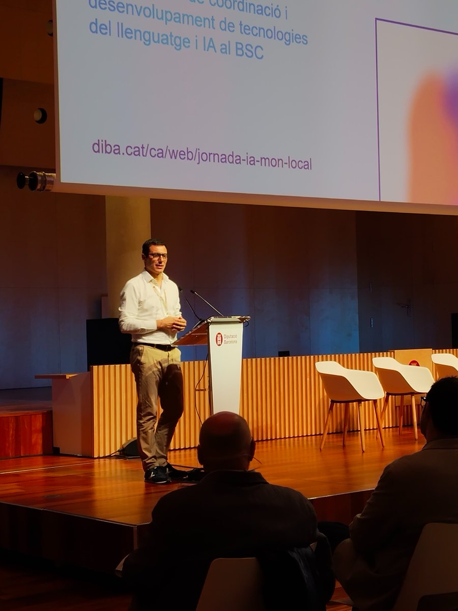 🔴<a href="/AlbertCanig/">Albert Cañigueral</a> resp. de coordinació i desenvolupament de tecnologies del llenguatge i la intel·ligència artificial al #BarcelonaSupercomputingCenter fa la ponència inaugural: "IA pública, ètica i govern de la dada. El paper de les administracions locals" 
#LocalIA
#Municipi360