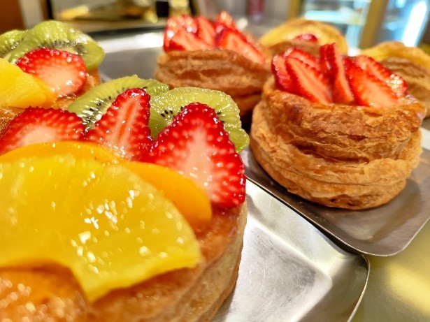 PanaderiaCopena's tweet photo. Minis, pero con todo el sabor. Nuestras tartaletas de fruta fresca son pequeñas joyas que alegran la vista y el paladar.

#tartaletasdefrutas #tradición #artesanal #ducle #pastelería https://t.co/dRaj3B6hmE