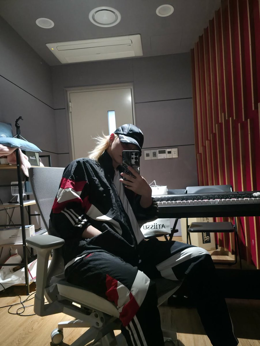 [📷] 251104 Felix Official Instagram Update 🐣

"Rekomendasiin kamera vintage dong 🙏🏻"

✅♥️💬🔁🏷️↓
🔗instagram.com/p/DQoOhK2iS1-/…

#StrayKids #Felix #스트레이키즈 #필릭스 #행복이 <a href="/Stray_Kids/">Stray Kids</a>