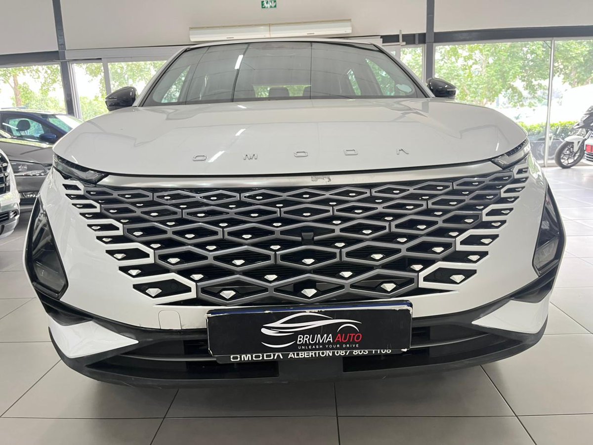 RealHazel_Carz's tweet photo. 2025 OMODA 1.5 C5

Mileage:6600km
Transmission:Automatic 
Color:White
Fuel:Petrol 
Extras:Leather Upholstery 

Cash Price R315 000

Installment Est R6 400pm

Call or WhatsApp 0832857555 https://t.co/ujgrNiDwLg