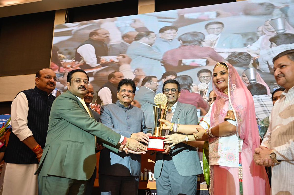 Manoj_Tibrewal's tweet photo. A memorable evening! Chief Guest Piyush Goyal graced Dynamite News’ 10th anniversary, celebrating changemakers and a decade of fearless journalism. https://t.co/p8pnARI76L