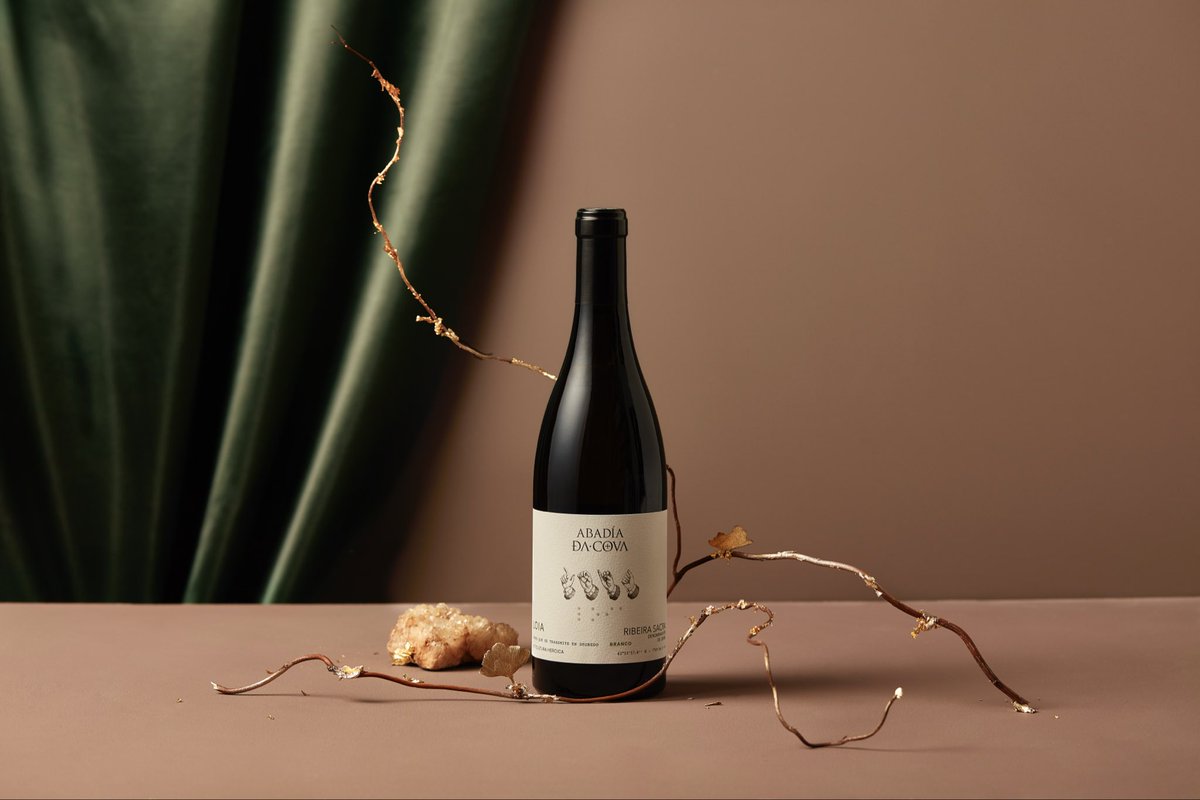 🤍 Loia Blanco de Abadía da Cova, el susurro mineral de la Ribeira Sacra.

Desde lo alto de Cuñas y As Cancelas, a 410 metros de altitud, nace este blanco de suelos de granito y pizarra, que recoge el saber hacer de generaciones.