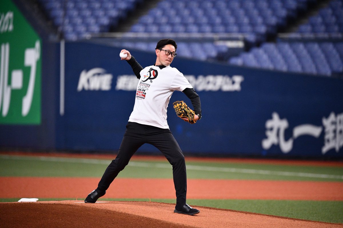 【#第50回社会人野球日本選手権大会】大会４日目 第３試合の「#レジェンド始球式」は #オリックス ・ #岸田護監督 が登場。現役に劣らない伸びのあるストレートを投げ込みましたが、高めに浮いて「ボールでしたね」と苦笑い。社会人時代に所属した #NTT西日本