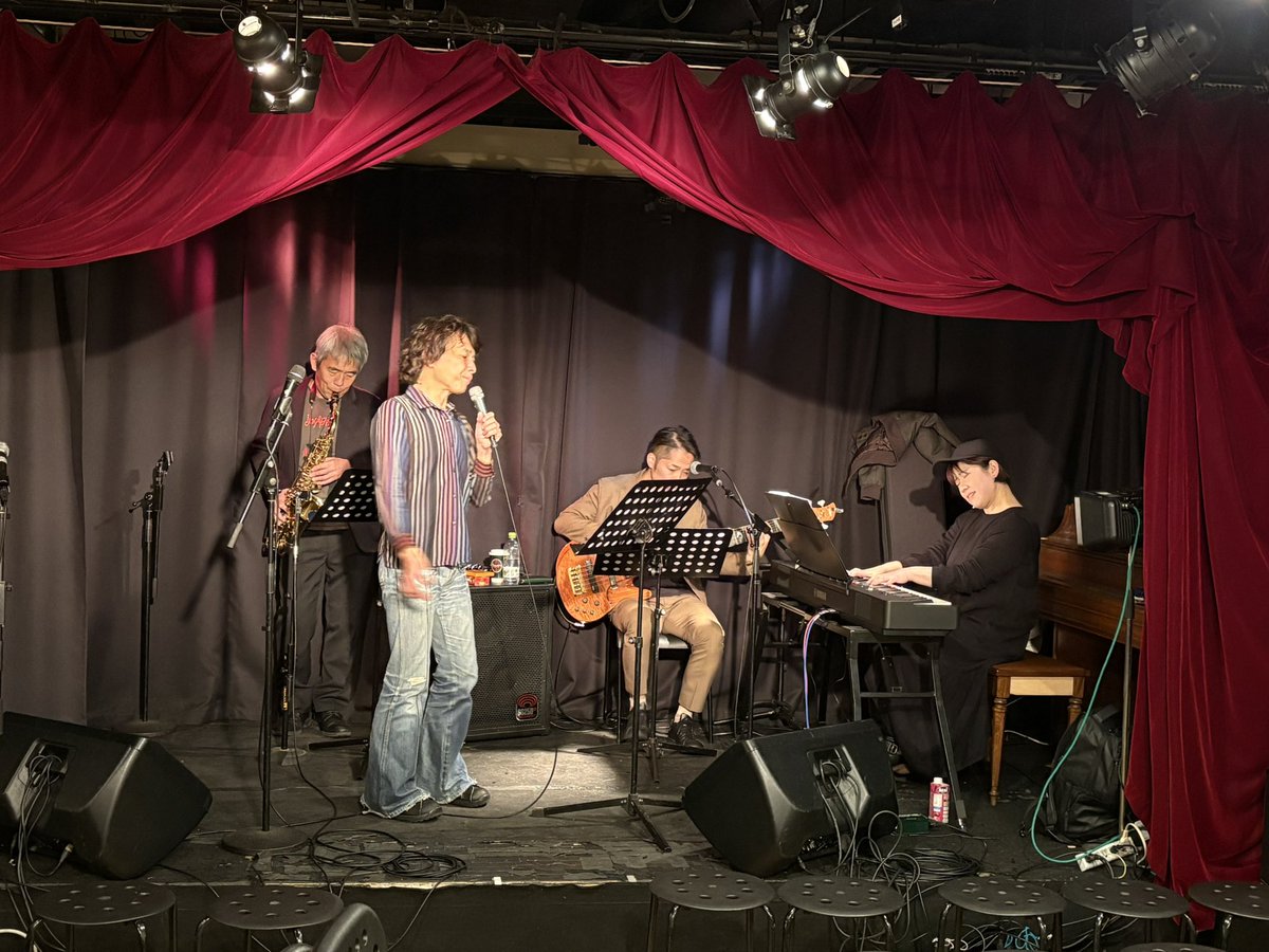 esmralda001's tweet photo. 今日19時〜は、東新宿PetitMOAにて、スペシャルゲストに岡本舞子さんをお迎えしての『あンあンアイドルvol.5』。
追加の席も含めて超完売！（キャンセルの方がいたら、当日券もしかしたら1、2枚は出るかもですが）。
舞子さんと共にリハを終え、みないつになくテンション高めです！ https://t.co/sS40DSuVBK