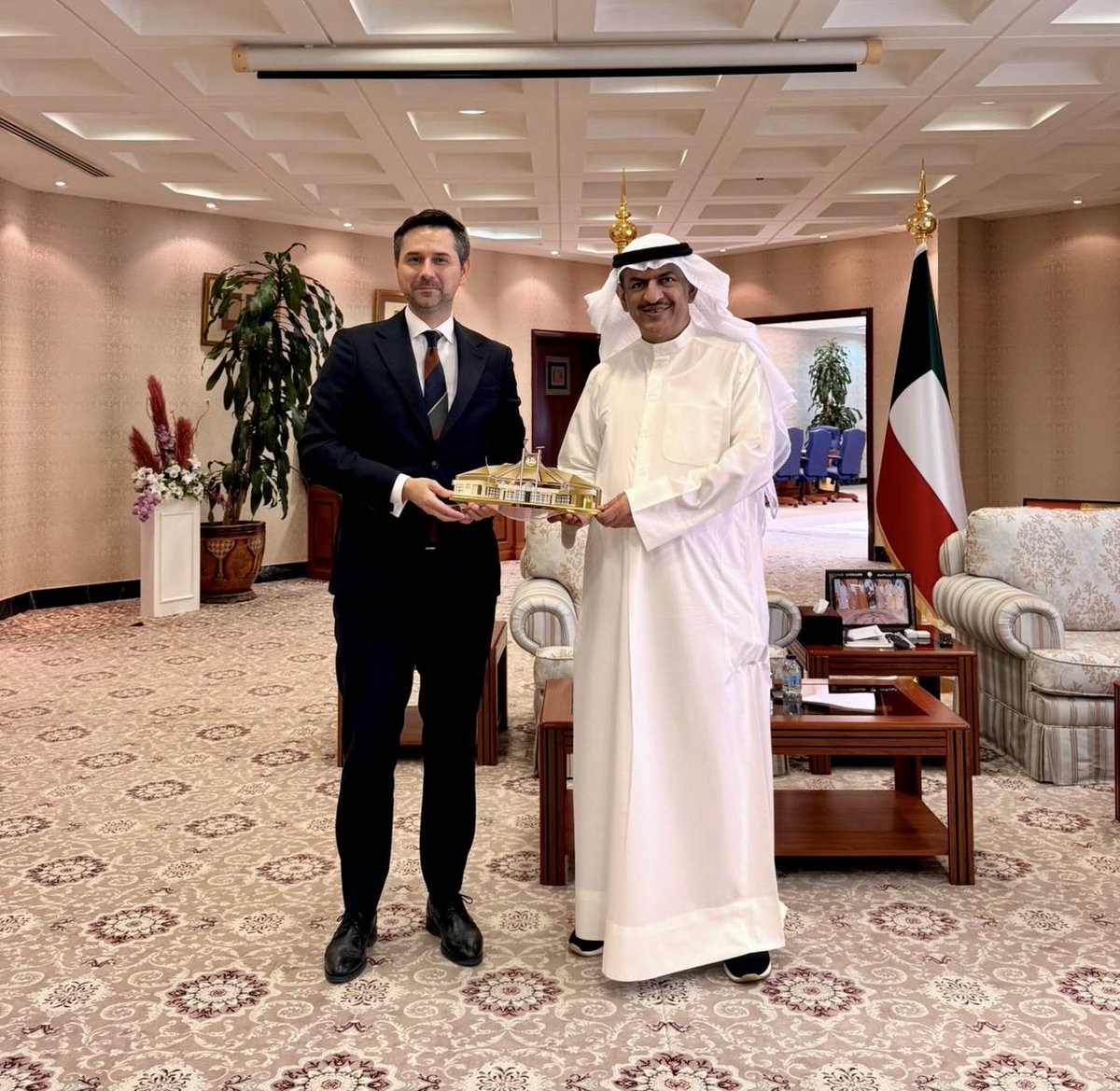 محافظ الجهراء يستقبل سفير جمهورية بولندا لدى البلاد

استقبل معالي محافظ الجهراء السيد حمد جاسم الحبشي في مكتبه بديوان عام المحافظة صباح اليوم سعادة ميشال جوليوا، سفير جمهورية بولندا الصديقة لدى دولة الكويت.

وفي مستهل اللقاء، رحّب معالي المحافظ بسعادة السفير، معربًا عن تقديره