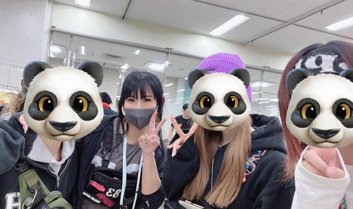 pami29c's tweet photo. 昨日は #爆裂祭 にて #SAVALIC ブースにお越しいただき誠にありがとうございました✩.*˚
たくさんの方に実際に見て、お話もさせていただき幸せでした(*˘︶˘*).｡.:*♡

心残りは、忙しすぎて可愛い子たちとイチャイチャ出来なかった( `ᾥ´ )ｸｯ
aoiちゃんが誘ってくれたこの1枚だけやぁ😭 https://t.co/y5gLQLjxEf