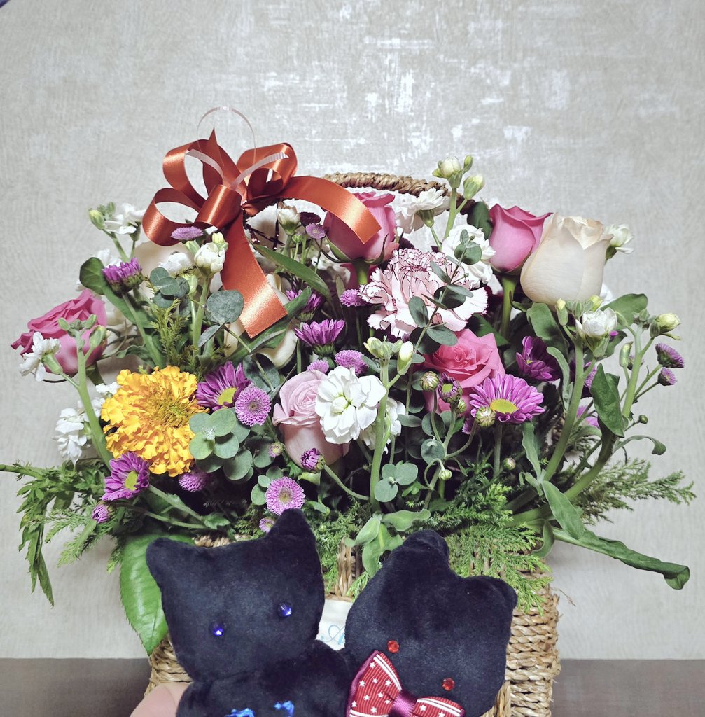 chmun_'s tweet image. 미스터블루에서 파테라 완결기념으로 꽃다발을 보내주셨어요 감사합니다🥰은주작가님이랑 뒤풀이하면서 찍은것도 같이올림(ㅋㅋ