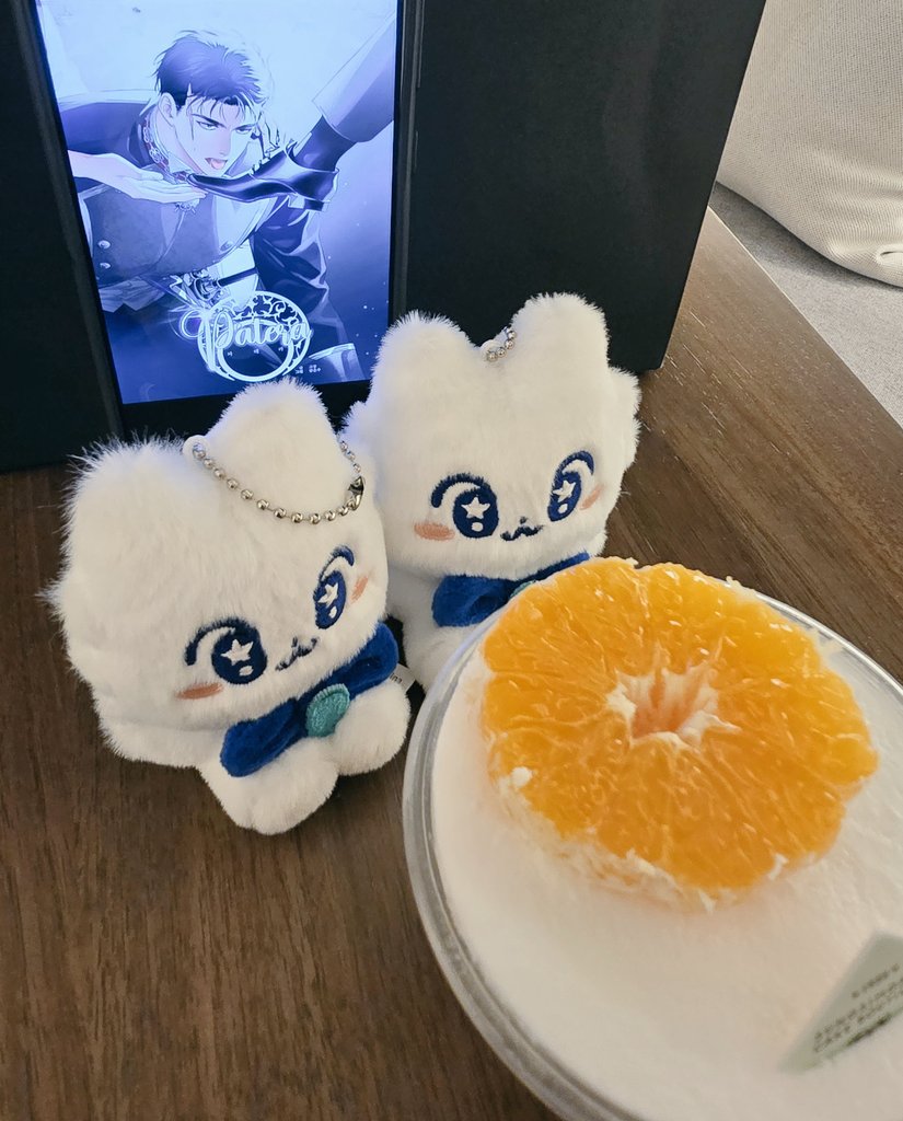 chmun_'s tweet image. 미스터블루에서 파테라 완결기념으로 꽃다발을 보내주셨어요 감사합니다🥰은주작가님이랑 뒤풀이하면서 찍은것도 같이올림(ㅋㅋ