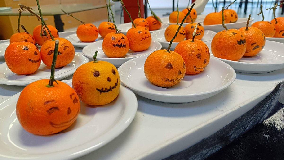 Con motivo de Halloween, varias personas usuarias del <a href="/CRMFLardero/">CRMFLardero</a> disfrutaron de una cena temática y la proyección de películas de miedo. Una noche de convivencia, diversión y buen ambiente que fortaleció los lazos en nuestro centro.