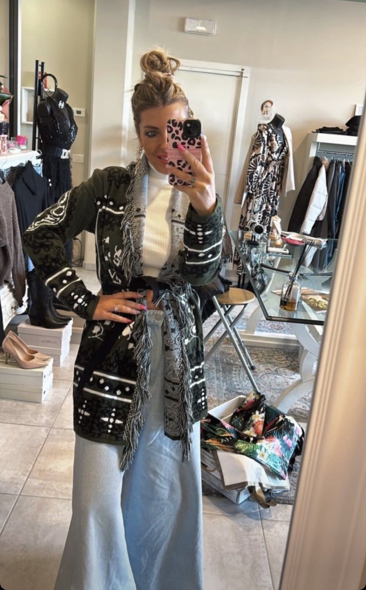 Simoguerrieri2's tweet photo. ELITE 🩷💙 
ABBIGLIAMENTO DONNA UOMO 
Via Volpiano 92 LEINI 10040 
#OOTD
#ELITEleini
#sgelite 
#eliteleini 
#simonaguerrierielite
#accessori
#viavolpiano92 https://t.co/6Idt1gCbHa