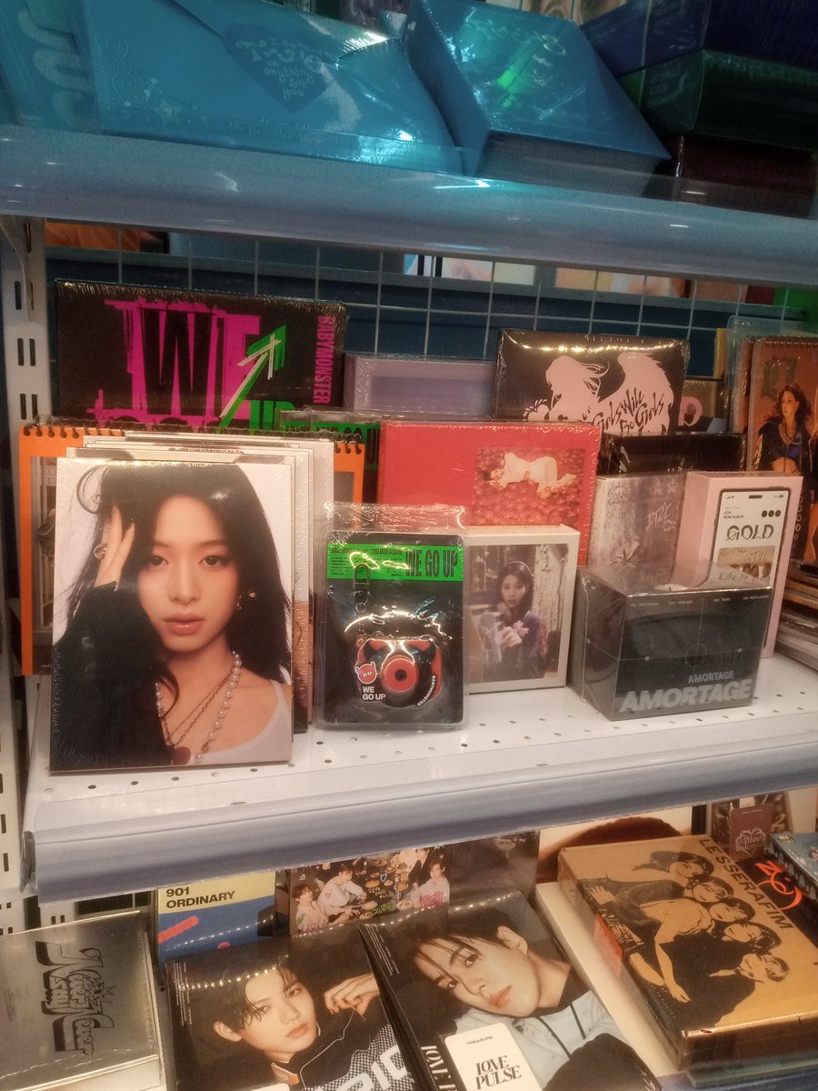 lxvelymatcha's tweet photo. Halo guys! Boleh mampir ke Living World Alam Sutra yaaa~ ada banyak merch k-pop disini https://t.co/uyijmpgjko