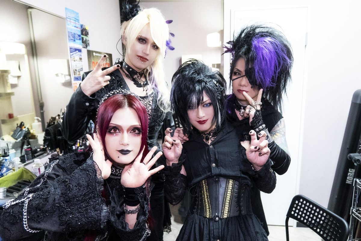 こんばんは！！

神戸PADOMAでのワンマンが終わって、夏からの区切りがようやく着きましたが！
12/6.7の2025年最後のRuiza BANDワンマン、その後の自分1人でのソロライブに向けても色々と始めています😊

今日はいい推しの日という事で、推し達の顔を見ながらせっせと作業☺️

俺の推し達、見てー🙌