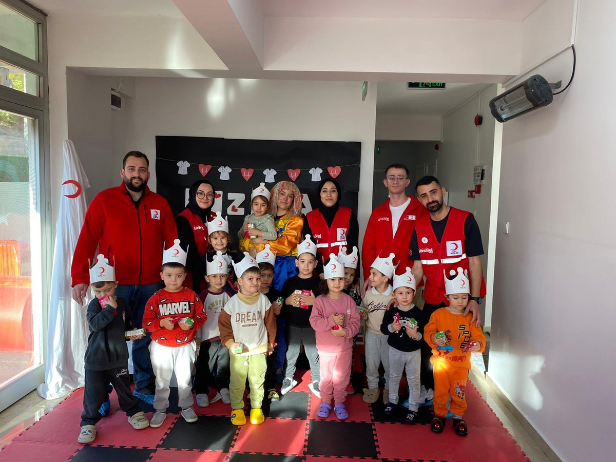 Güneşi gülüşüne nasıl sığdırdın 🐣

O minik gülümsemeler var ya… bize her defasında enerji deposu sebebi oluyor. 🤩

Kızılay Haftası’nı onlarla kutlamanın tadı bambaşka ❤️