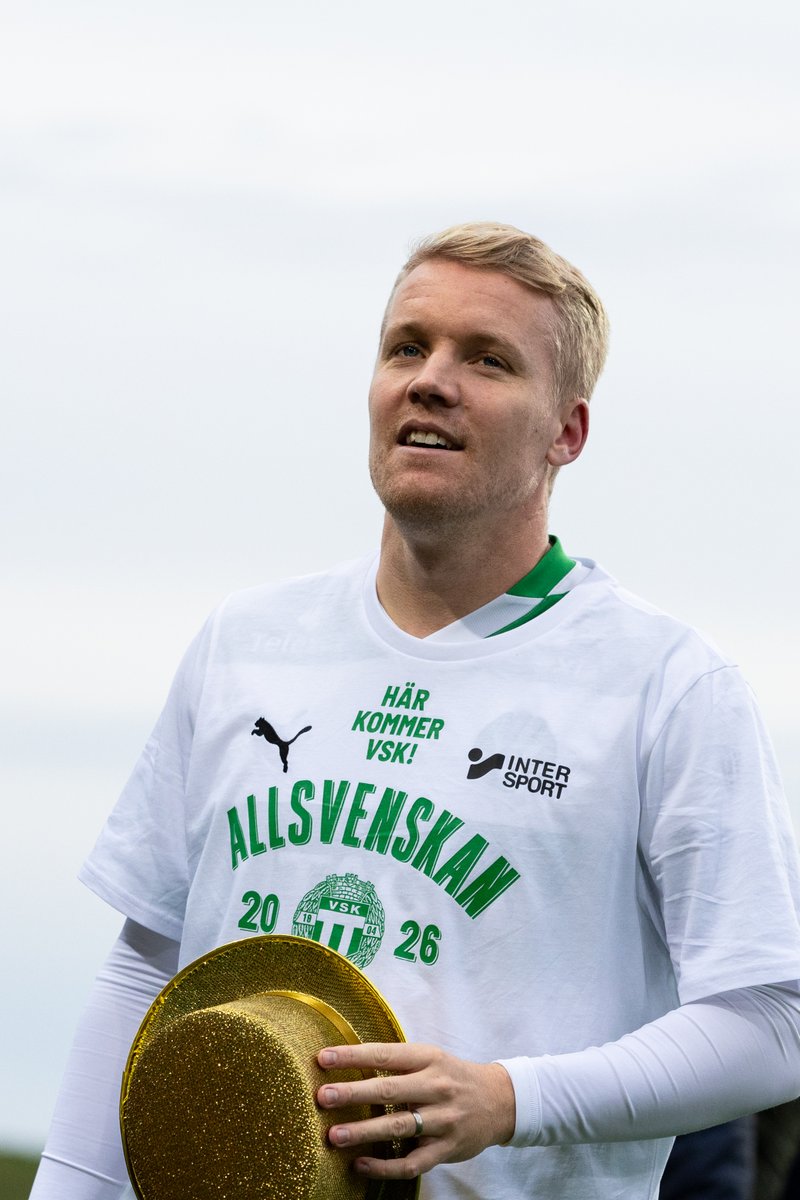Nu är den här - vår Allsvenskan 2026 T-shirt!

Du köper den i vår webshop - om du vill prova den kan du göra det i vår merchbod utanför sittplatsentrén på lördag. Den finns dock inte till försäljning där.

Här hittar du vår webshop: vskfotboll.nu

Heja Sport!