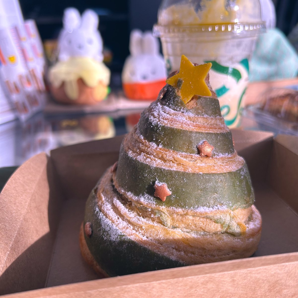 2234_5's tweet photo. 今日のおやつ　スタバ産🌟🎄🥐 https://t.co/LU0YODa5LF