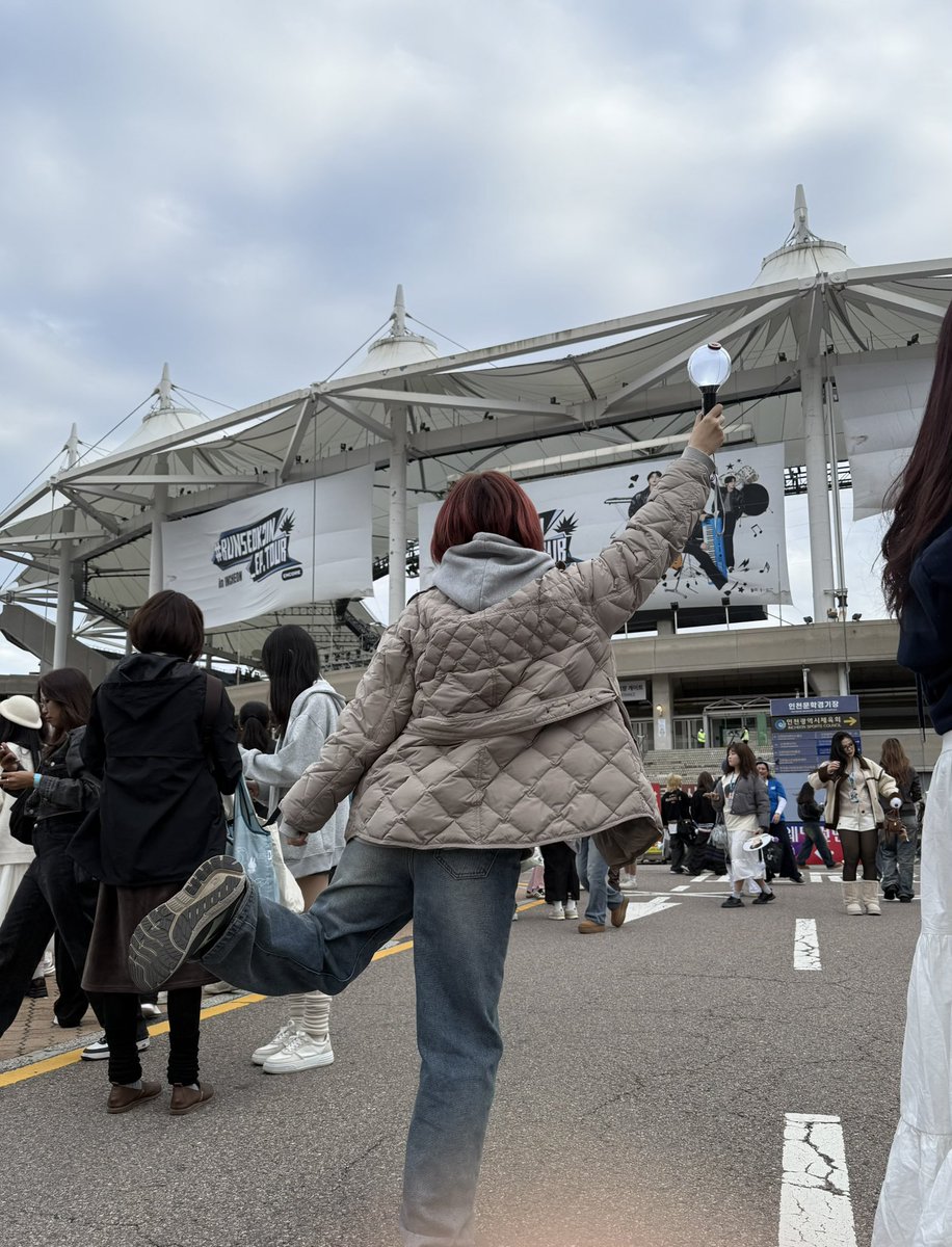 seoul_kk's tweet photo. 달려라석진앵콜in인천문학251101
일때문에 1년만 인천에서 지내는 중인데 귀신같이 찾아와준 석진이..비록 내가 티켓팅미친짓을 해서 하늘석에서 유배당해서 봤지만 그것마저 추억이 되겠지? ㅋㅋㅋ…석진아 고마워💜
#RUNSEOKJIN_epTOUR 
#인천문학4층
#덕친언니를만나서더즐거운날 https://t.co/4nqJ2IGVoI
