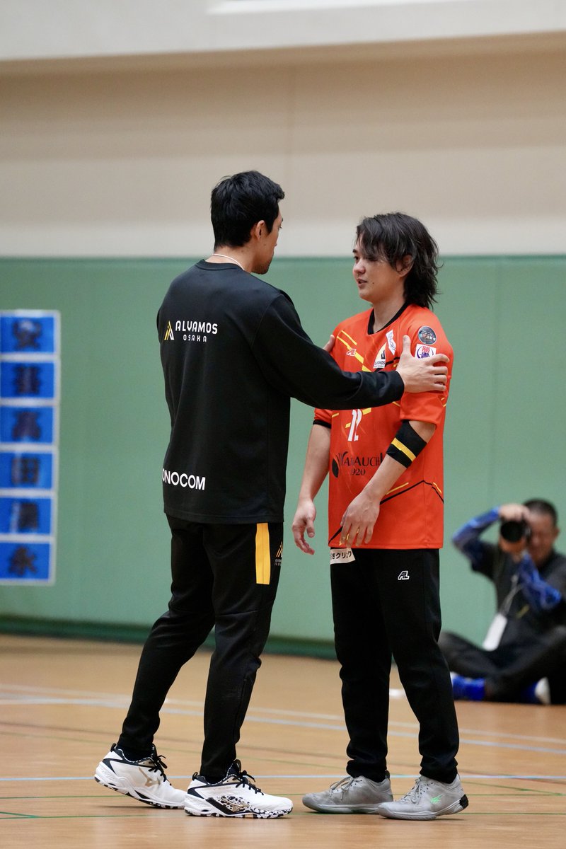 会場でお会いして第一声
『 今日吉野いませんよ！』笑
私のゴミも引き取ってくれて、グルメのオヌヌメもしてくれて、周りにこんなにも配慮や気配りできる監督って素晴らしい‼️
選手の安全も一番に考えてる☺️
#銘苅淳 監督
#アルバモス大阪高石
#顔面シュートの後