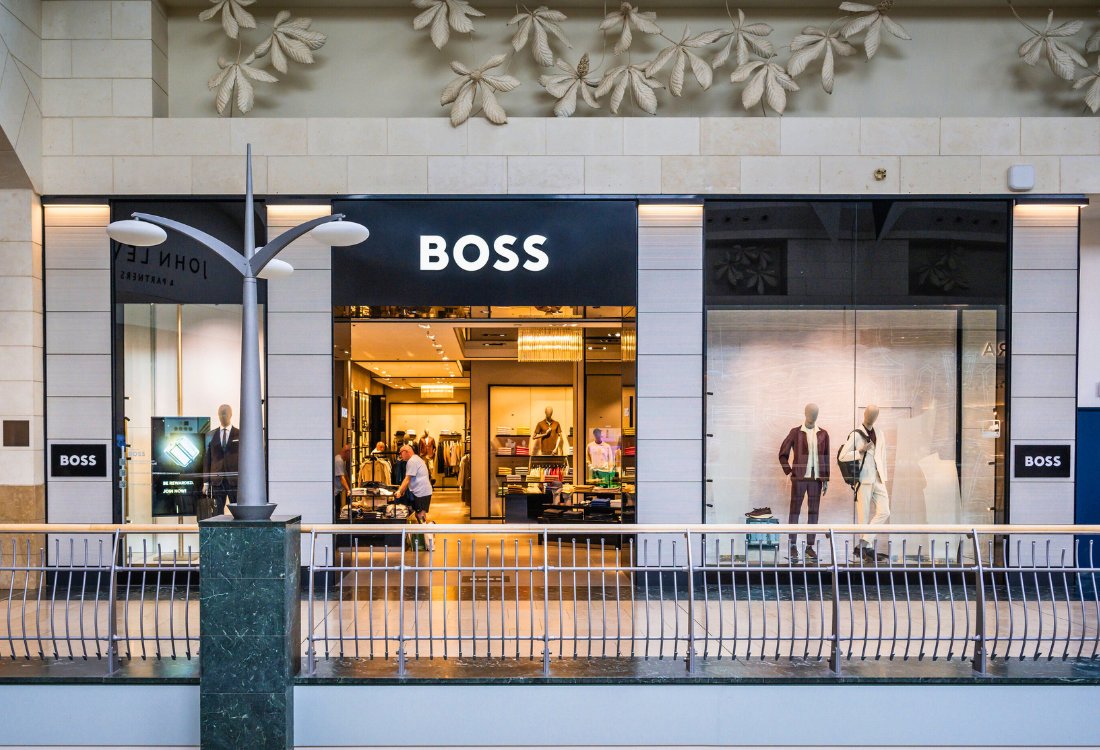 The Future Of Signage: Digital Vs. Traditional: hubs.ly/Q03MvCvL0
