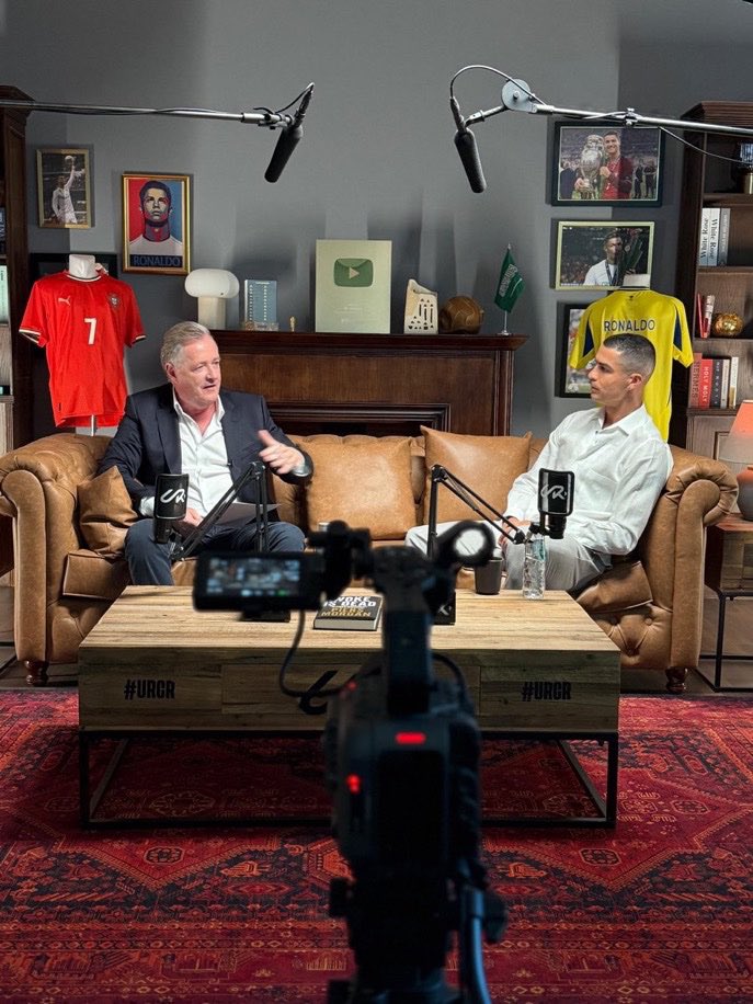 mohammedawaad's tweet image. لا أعرف ماذا توقع البعض أن يقول رونالدو عند سؤاله عن ميسي ..

أن يقول &quot;نعم هو أفضل&quot;؟

مسيرة الرجلين مرتبطة بالتنافس المباشر، وقوله &quot;نعم&quot; كأنه نسف مسيرته كاملة !

بالنهاية هو حتى في جواله كان ذكياً، لم يقل &quot;أنا أفضل&quot;، بل قال &quot;لا أتفق مع مقولة ميسي أفضل&quot;..

أي شخص فينا مكانه، كان…