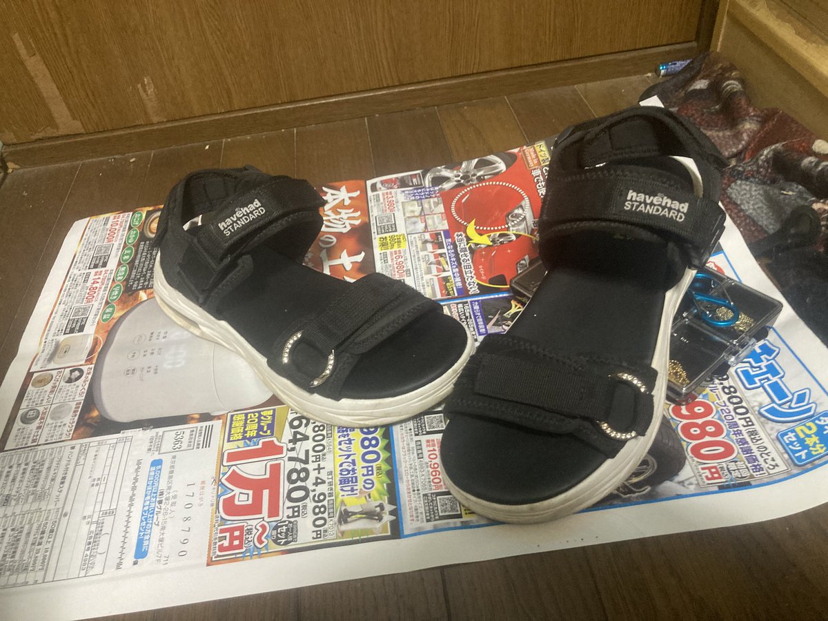 aimasu765's tweet image. 最悪〜サンダルの留め具壊れた
なので　リメイク修理