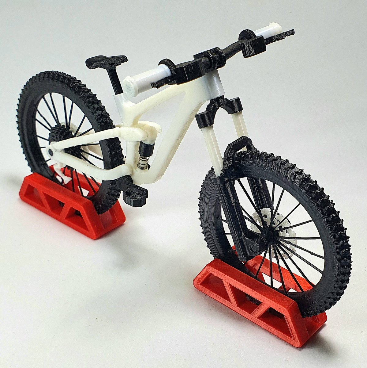snapmaker's tweet image. 🚵‍♂️ Full-Suspension Mountain Bike Model 
It's printed on the #SnapmakerU1 separately for maximum strength and precision, using #PETG and #PLA. 🧩💪

🕒 Print Time Breakdown 
- Wheels: 1h5m 
- Black Components: 1h13m 
- White Components: 20m 
- Body: 2h42m (Printed at 0.1mm layer