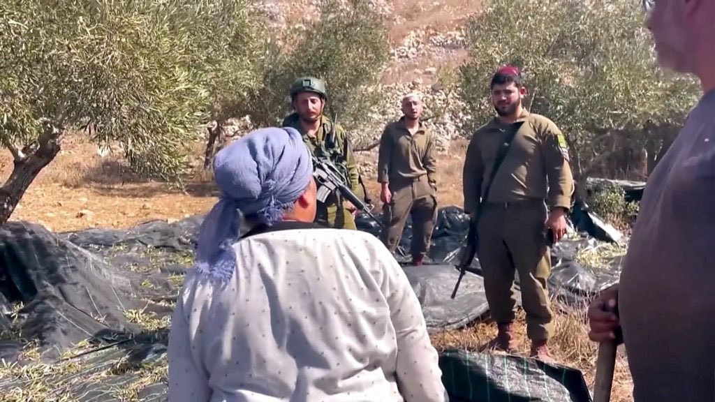BREAKING: Palestinian Farmers Targeted by Israeli Settler Militias in South Nablus

Israeli settler militias attacked Palestinian farmers in the southern area of Aqraba, south of Nablus, forcibly evicting them and seizing their olive harvest.

#Palestine