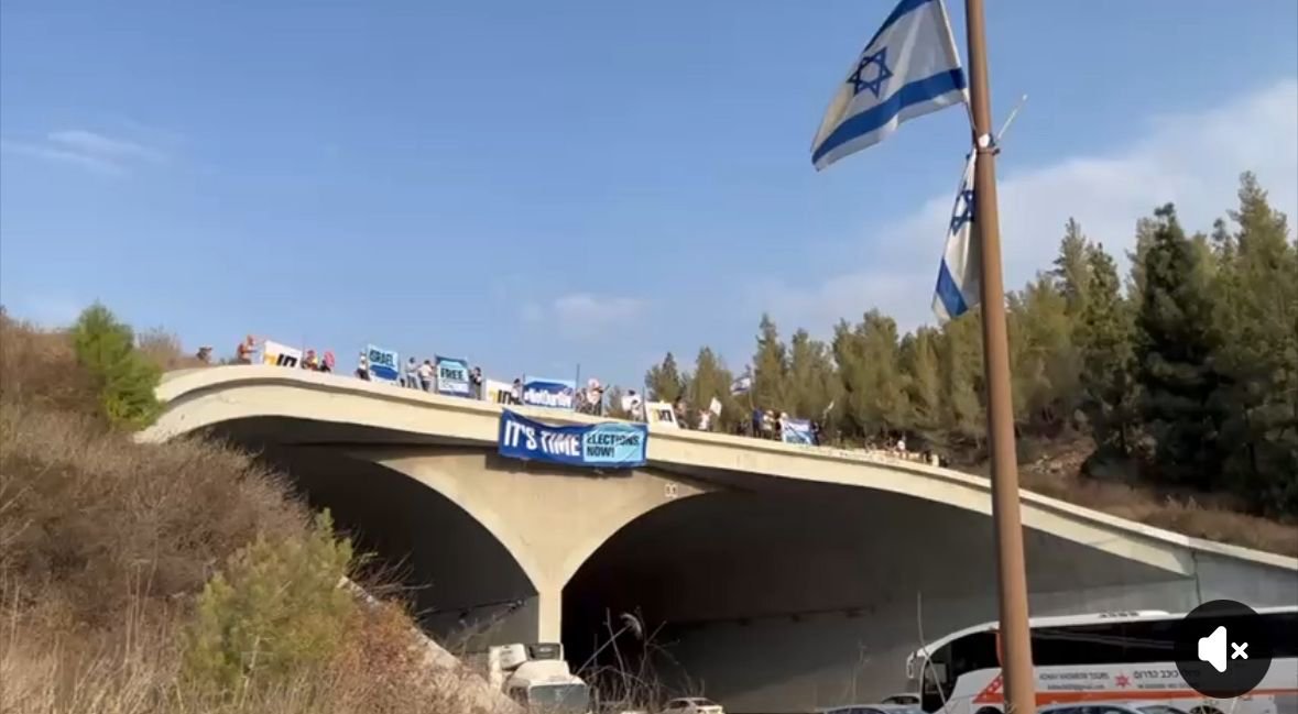 עידכון תחנת הראל
2 מעוכבים-
חשדות: התנהגות הילולה להפר את שלום הציבור והתקהלות לא חוקית
1 עצורה-
שיבוש והפרעה לשוטר
רק תזכורת קטנה-גשר אקולוגי ללא תנועה וללא הפרעה למעט לחיות הבר שישנות בשעות אלו.
30 שנים לרצח רבין, מדינה בטרללת וכמה שלטים מזעזעים את אמות הסיפים ומזעיקים פלוגת