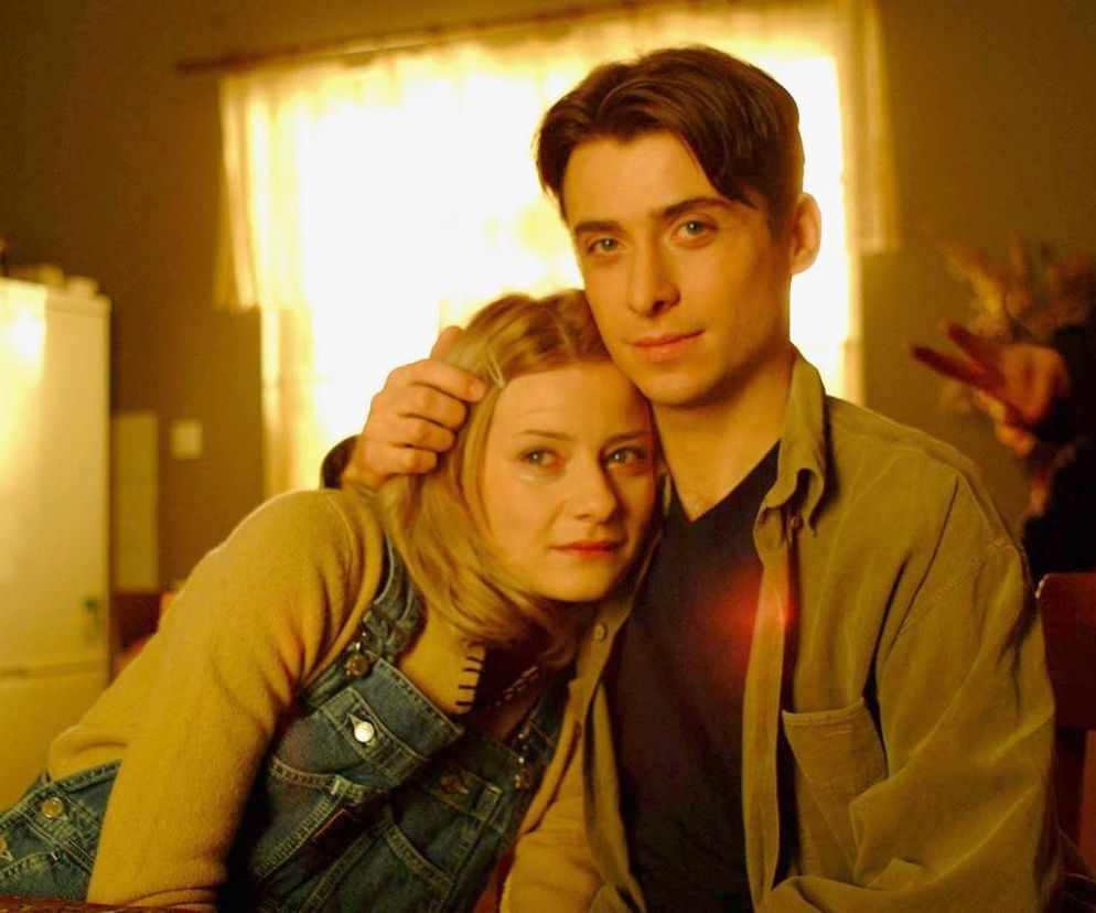 M jak miłość świętuje swoje 25 urodziny.

Pierwszy odcinek serialu zostal wyemitowany 4 listopada 2000 roku.