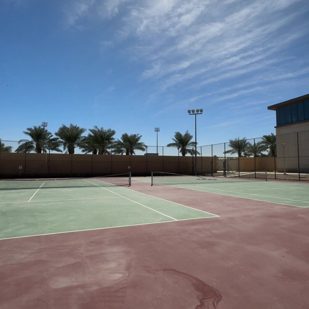 الملاعب تغسلت والأجواء تحسنت 
وقت اللعب