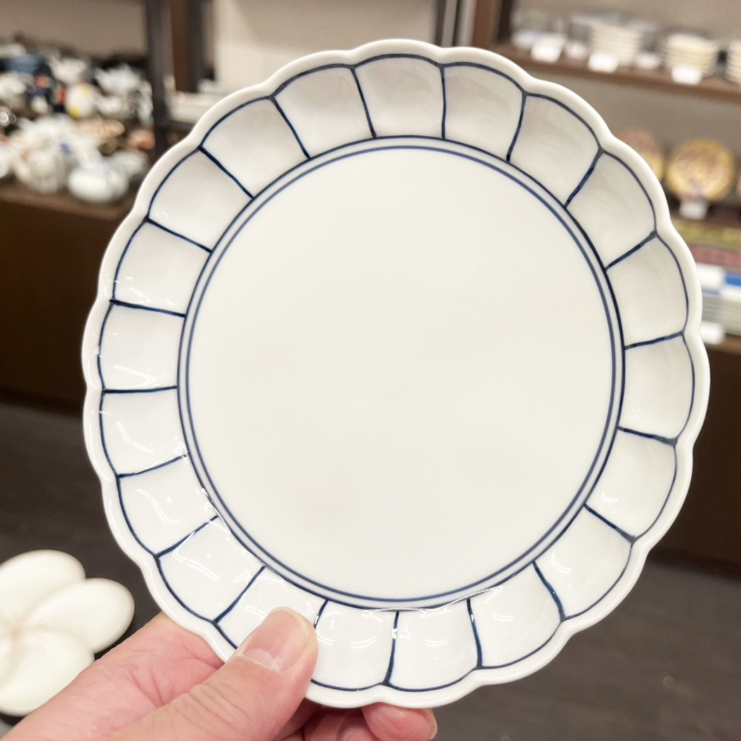 EiichiKusaba's tweet photo. 焼き物には、大きく分けて「陶器」と「磁器」があります。
陶器は土から、磁器は石から生まれます。
有田は、その磁器が日本で初めて焼かれた地として知られています。
起源は1616年。ここから日本の磁器文化が始まりました。
#有田焼 #磁器 #焼き物 #伝統工芸 https://t.co/KeS3ZkS4BC